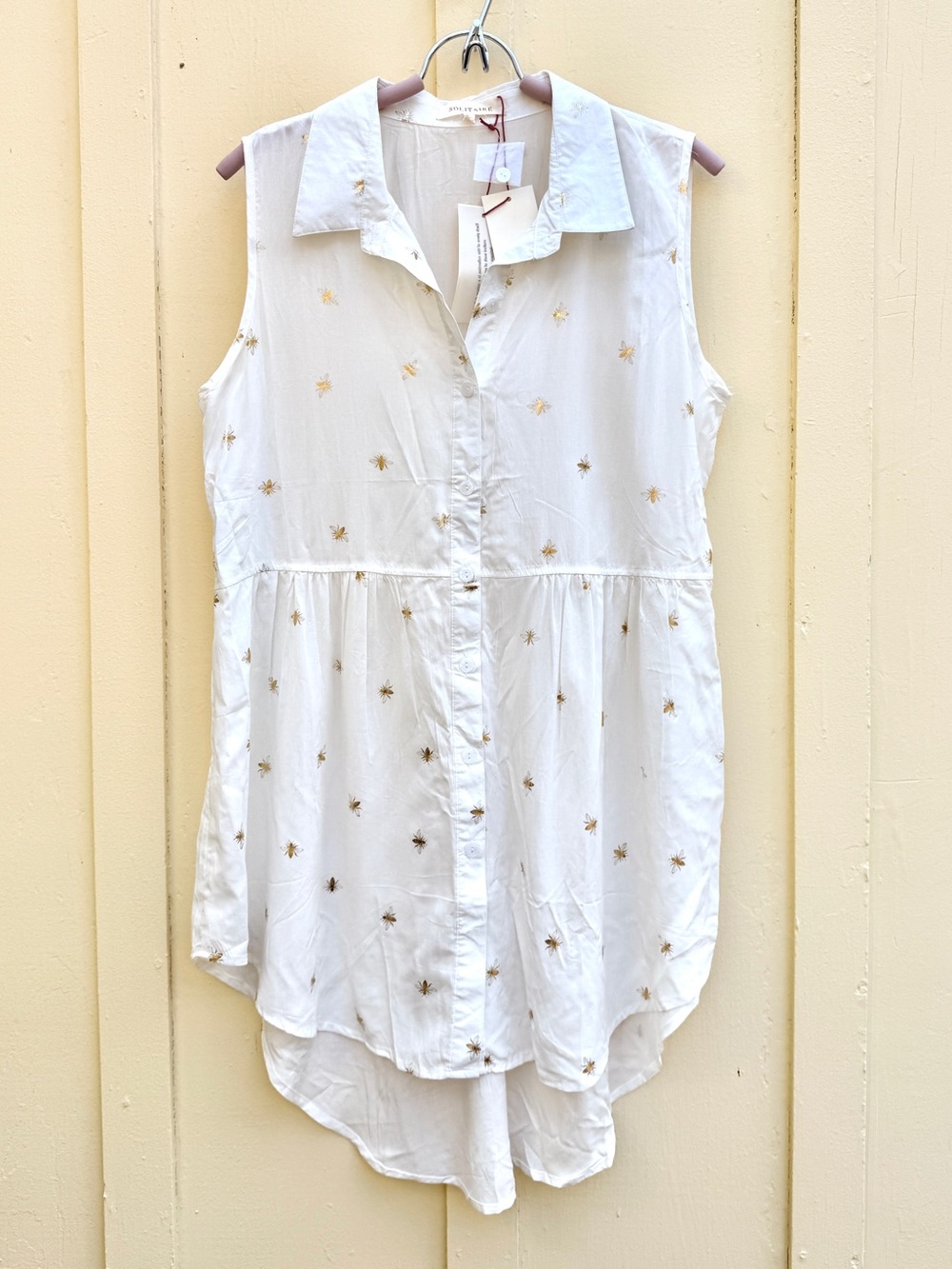 SOLITAIRE Womens White Sleeveless Gold Bee Print Button Down Blouse Tunic Large